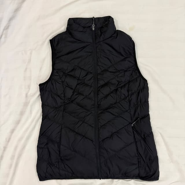 Sleek Black Quilted Puffer Vest Size (M)